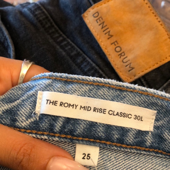 ARITZIA Denim Forum The Romy Mid Rise Classic 30L Straight Leg Jeans - Size 25 - Picture 2 of 3